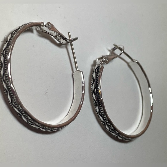 🆕 Scroll by Dillard’s Etched Design Silver-tone Hoop Lever-Back Earrings - Picture 7 of 11
